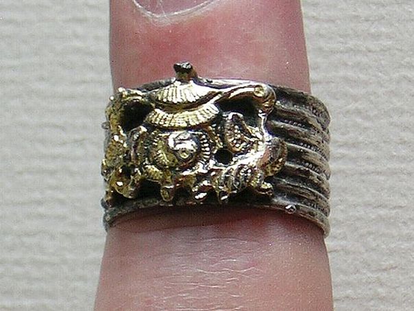Ring with a depiction of a gate – (2345)